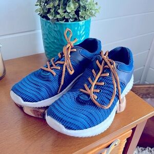 Youth/Boy’s Running Shoe, Size 4. Textured fabric, excellent condition